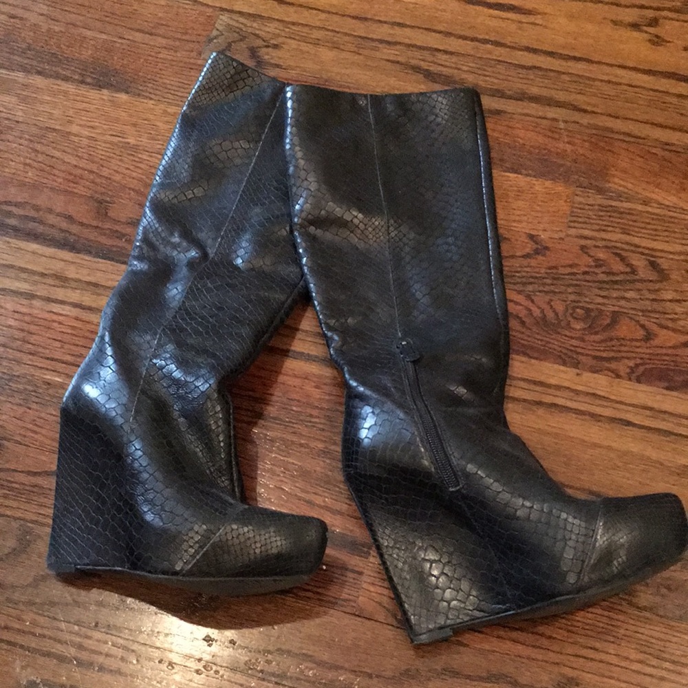 Black heeled boots